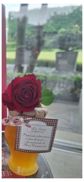 Preparato alimentare a base di Miele millefiori e olio essenziale di Rosa Damascena